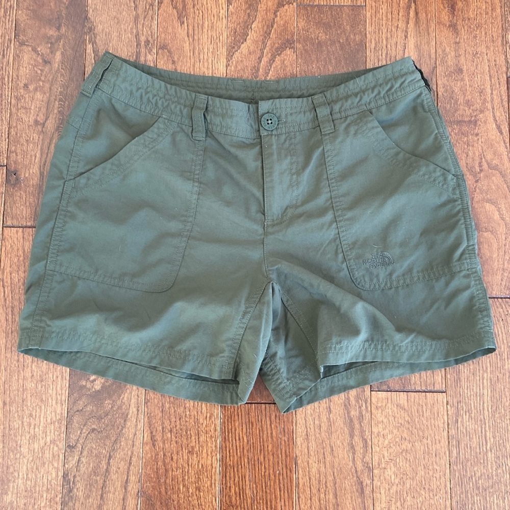 Womens The North face nylon cargo shorts EUC